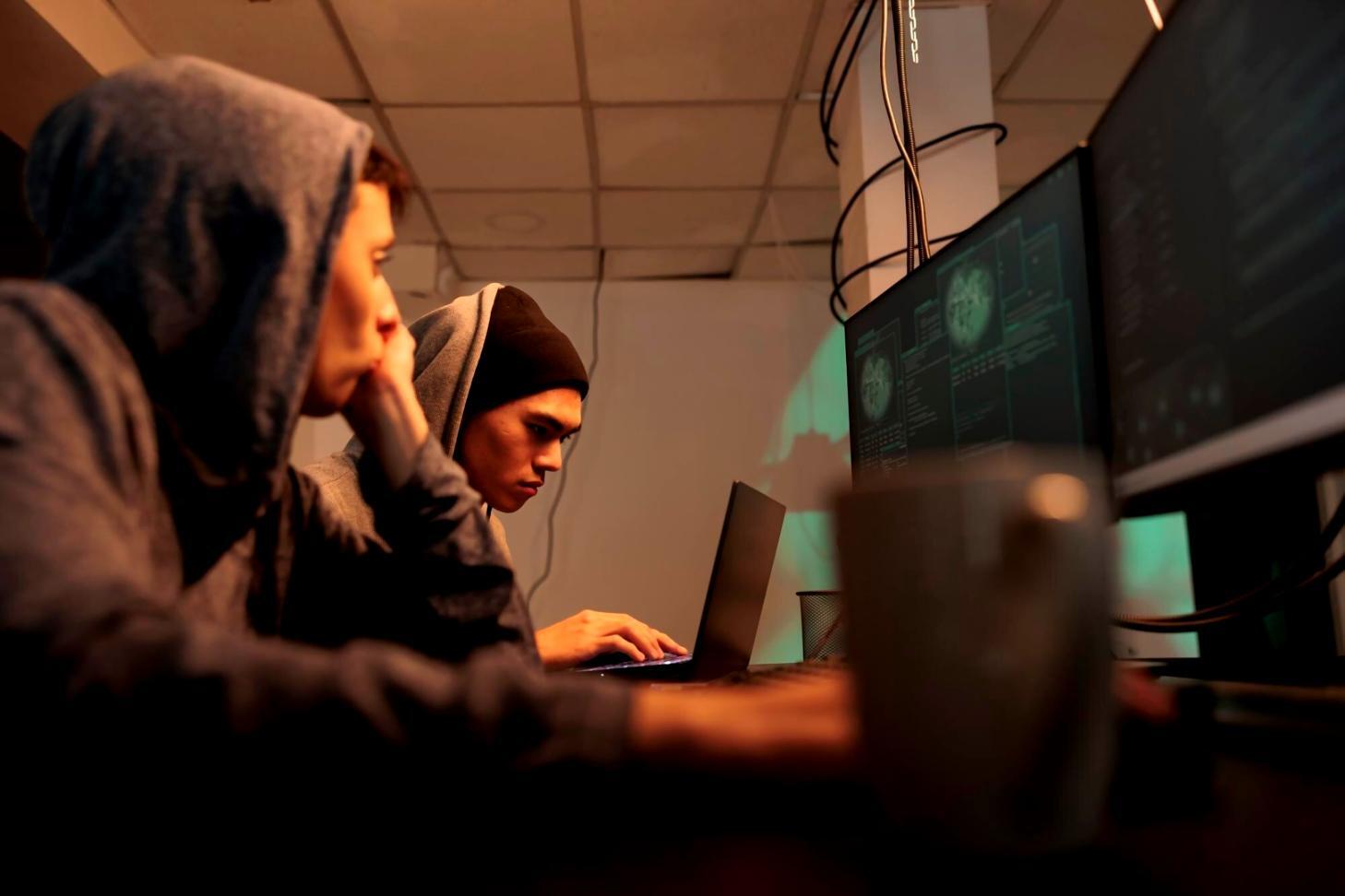 Bildschirmpräsentation mit technischen Diagrammen